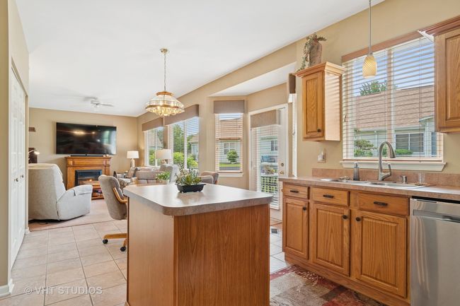 21513 W Douglas Ln, Condo with 3 bedrooms, 2 bathrooms and 2 parking in Plainfield IL | Image 10