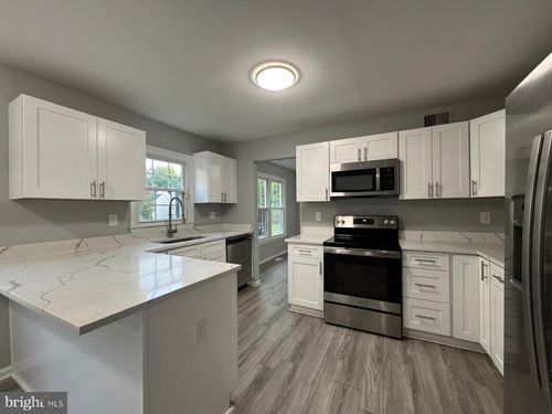 8001 Brett Pl, GREENBELT, MD, 20770-3001 | Card Image