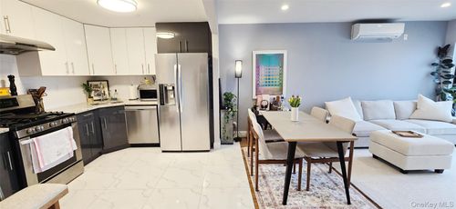 w8g-4511 82nd St, Elmhurst, NY, 11373-3894 | Card Image