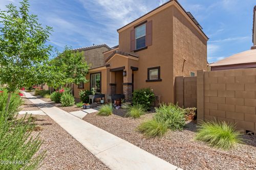 8216 W Albeniz Place, Phoenix, AZ, 85043 | Card Image