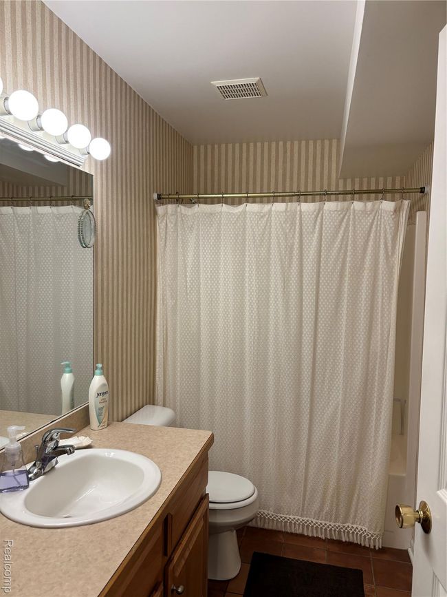 Bathroom 1 | Image 10
