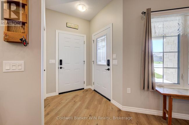 103 Broomers Crescent, Townhouse with 2 bedrooms, 2 bathrooms and 3 parking in Wellington North (Mount Forest) ON | Image 5