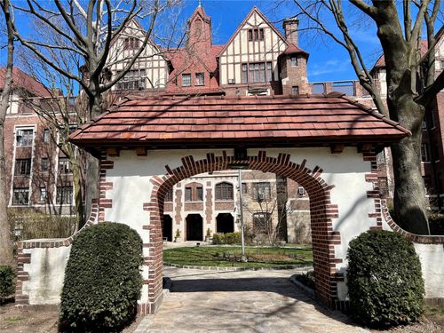 2a-10 Holder Pl, Forest Hills, NY, 11375 | Card Image