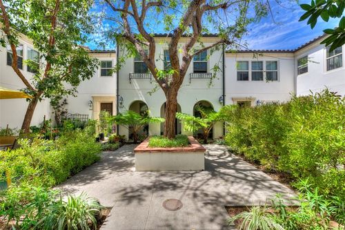 2071 Atlantic Ave, Long Beach, CA, 90806-4935 | Card Image