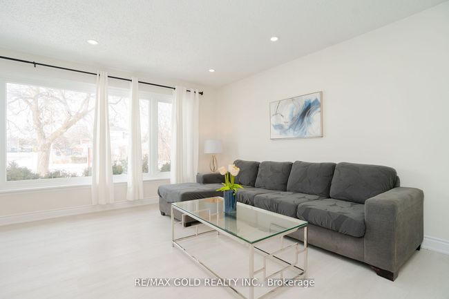 327 Balmoral Dr, House attached with 3 bedrooms, 2 bathrooms and 5 parking in Brampton ON | Image 4