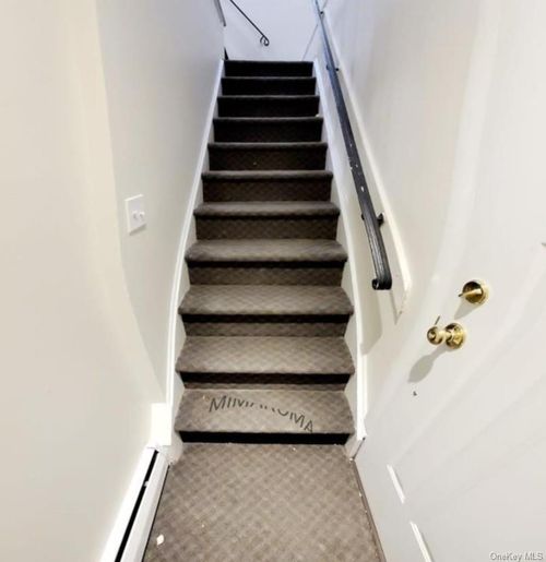 apt-2-30 Amherst Rd, Valley Stream, NY, 11581-3351 | Card Image