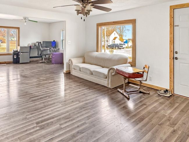 Natural light throughout | Image 4