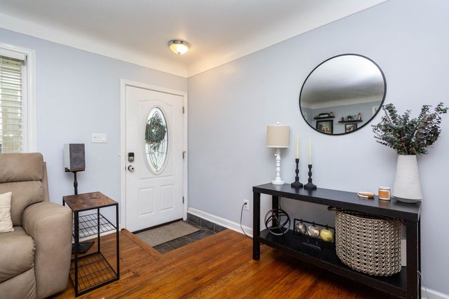 living room | Image 5
