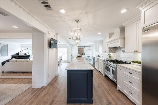 2802 Bernadette Ln, House other with 5 bedrooms, 4 bathrooms and 3 parking in Houston TX | Image 11