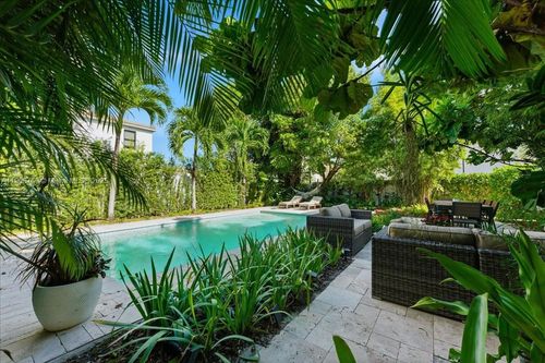 617 Ne 191st St, Miami, FL, 33179-3917 | Card Image