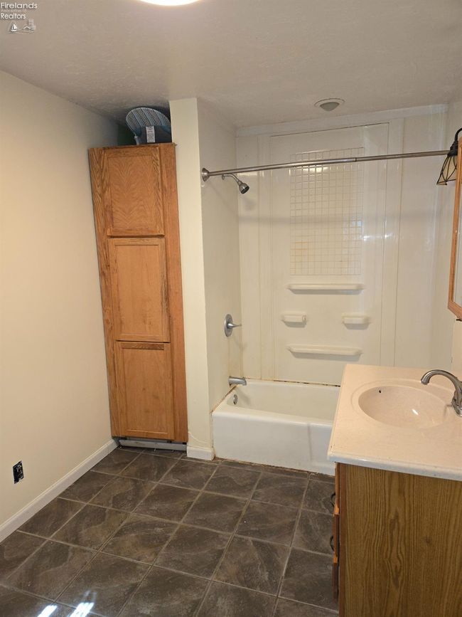 91 1 St Ave, House other with 6 bedrooms, 2 bathrooms and 2 parking in Tiffin OH | Image 18