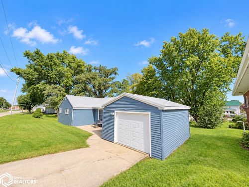 807 Park Ave, Brooklyn, IA, 52211-9219 | Card Image