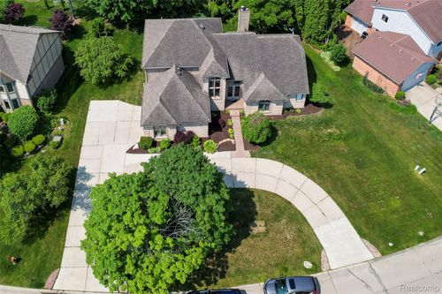 30753 Sunderland Dr, Farmington Hills, MI, 48331-5914 | Card Image