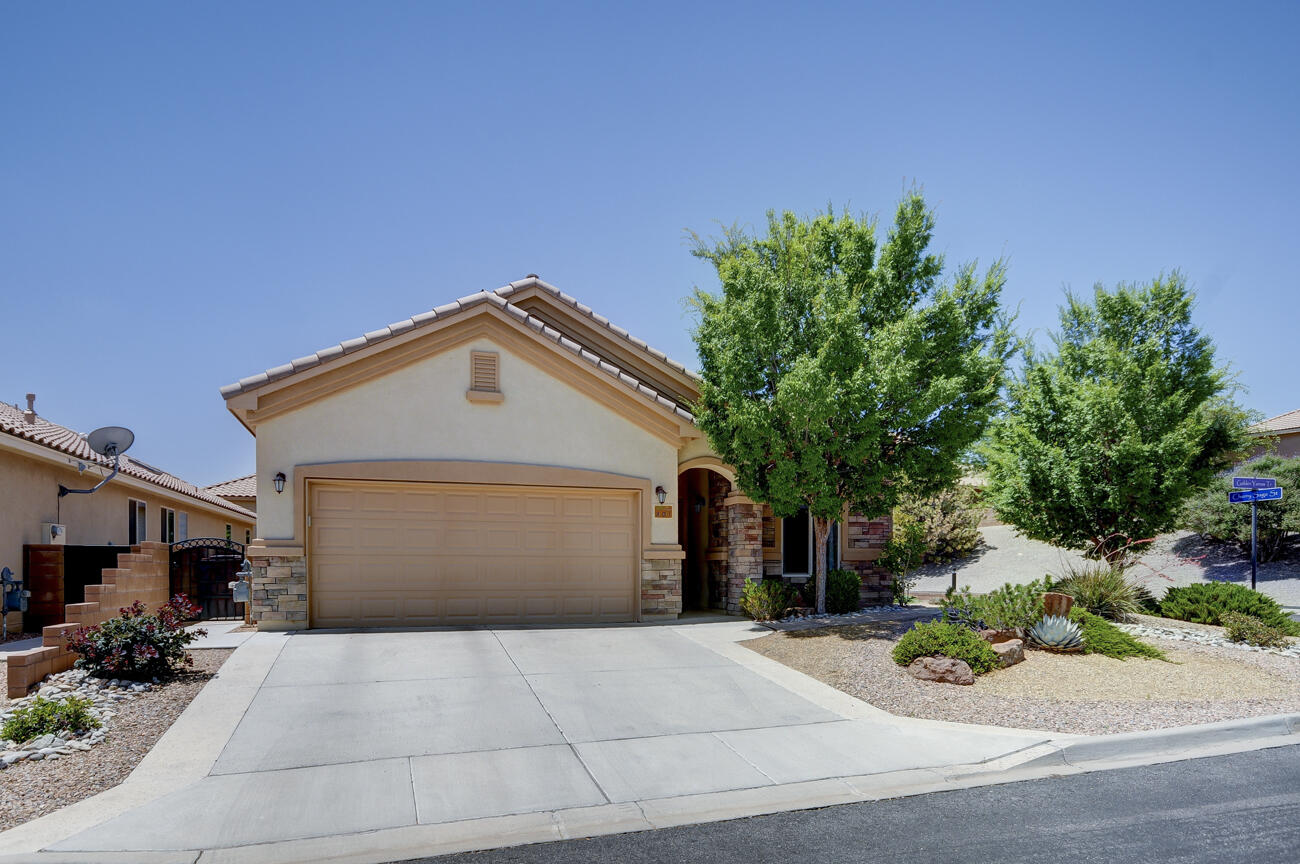 Golden Yarrow Trl, Bernalillo, NM 87004