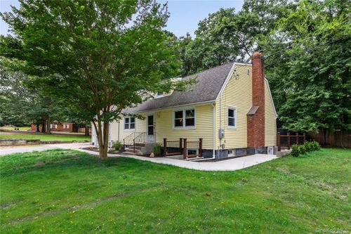110 E Bartlett Rd, Middle Island, NY, 11953-1905 | Card Image