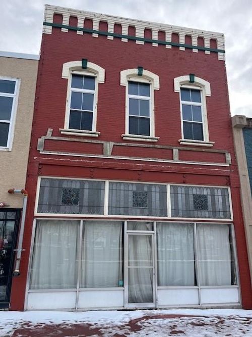 9 W Wea St, Paola, KS, 66071-1462 | Card Image