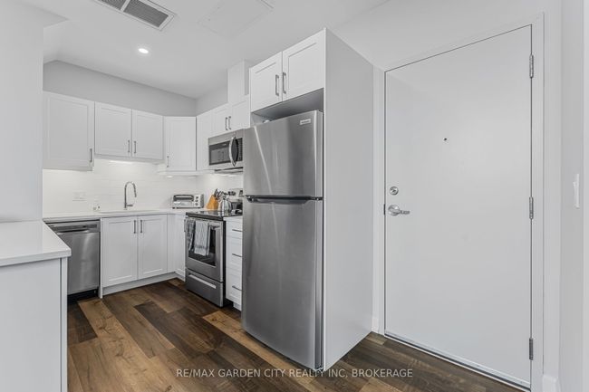 10 - 405 Merritt St, Condo with 2 bedrooms, 2 bathrooms and 1 parking in Saint Catharines ON | Image 5