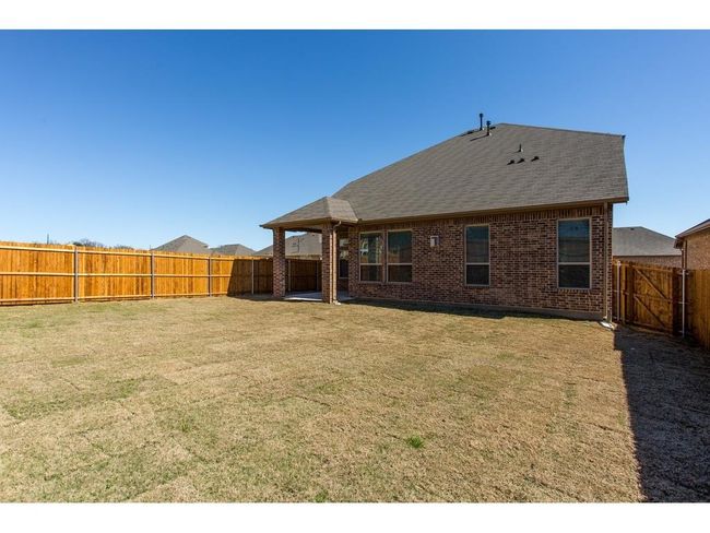 Large enclosed back yard | Image 31