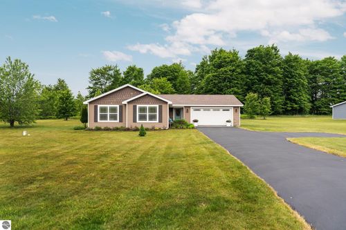 9338 Kingsfield Dr, Kingsley, MI, 49649-9422 | Card Image