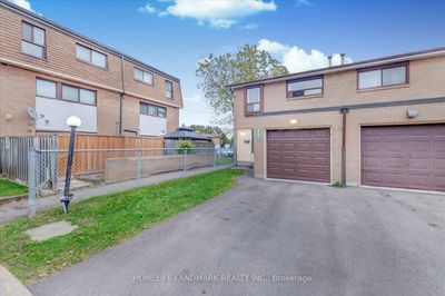 263 Fleetwood Cres, Condo with 4 bedrooms, 2 bathrooms and 2 parking in Brampton ON | Image 2