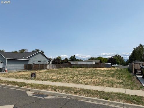10913 Kristin Way, Island City, OR, 97850-1000 | Card Image