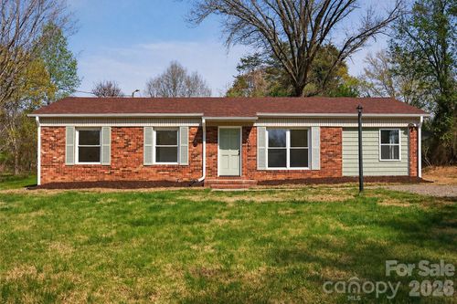 2016 Bryant St, Madison, NC, 27025-9702 | Card Image