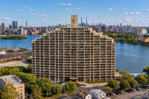 15q-25-40 Shore Boulevard, New York, NY, 11222 | Card Image