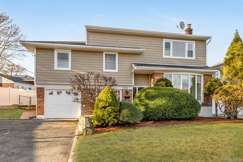 1554 Holiday Park Dr, Wantagh, NY, 11793-2540 | Card Image
