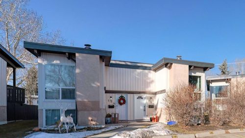 152 Oaktree Lane Sw, Calgary, AB, T2V4E4 | Card Image