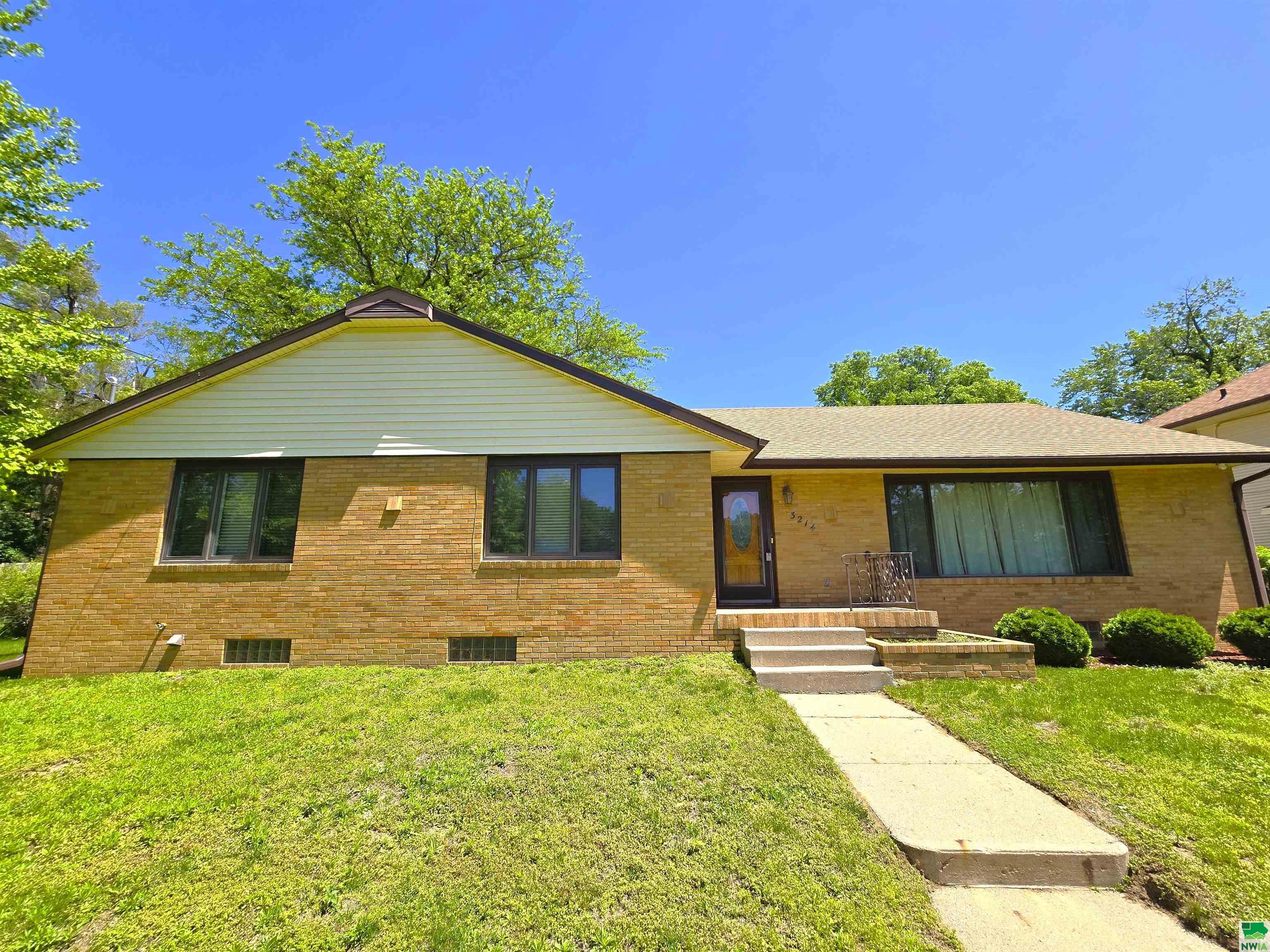 Jennings St, Sioux City, IA 51104