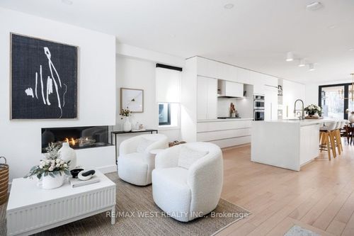 424 Clendenan Ave, Toronto, ON, M6P2X6 | Card Image