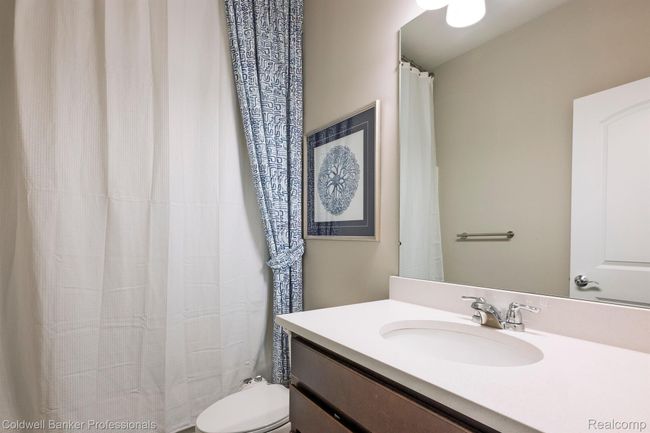 Main Bathroom | Image 18