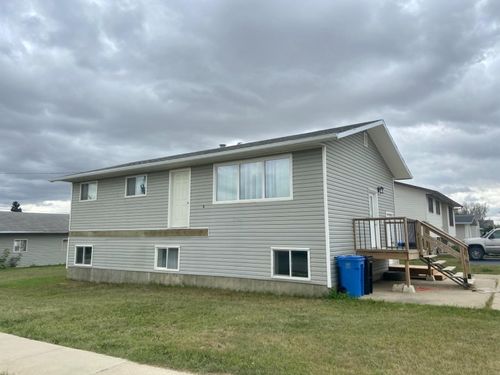 10712 113 Street, Home with 3 bedrooms, 2 bathrooms and 8 parking in Fairview AB | Card Image