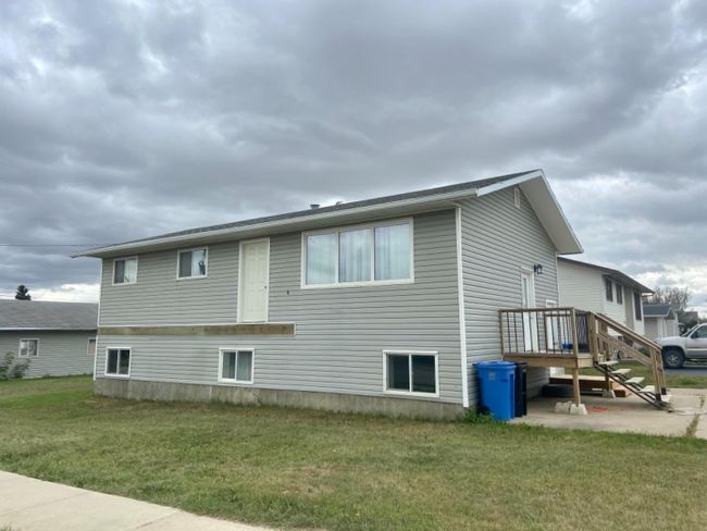 10712 113 Street, Home with 3 bedrooms, 2 bathrooms and 8 parking in Fairview AB | Image 1