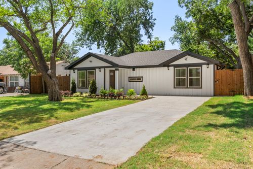 825 Apache Trce, Grand Prairie, TX, 75051-2904 | Card Image