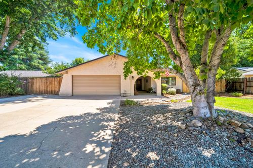 3465 Lagoon Dr, Redding, CA, 96001-3940 | Card Image
