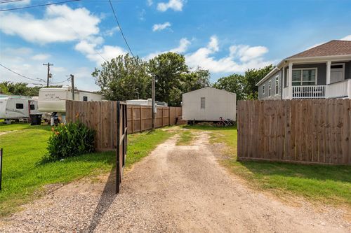 1130 10th St, San Leon, TX, 77539 | Card Image