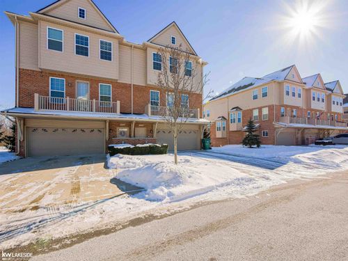 56722 Sunset Dr, Shelby Twp, MI, 48316-5743 | Card Image