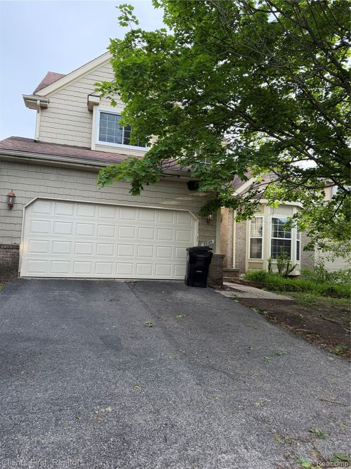 35285 Pennington Dr, Farmington Hills, MI, 48335-2060 | Card Image