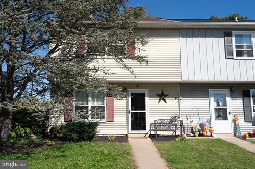 527 Blaker Dr, EAST GREENVILLE, PA, 18041-1734 | Card Image
