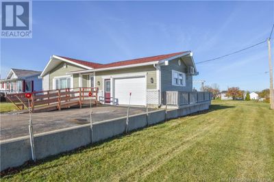 157 Rue Louis De Lanteigne, House other with 6 bedrooms, 2 bathrooms and null parking in Caraquet NB | Image 3