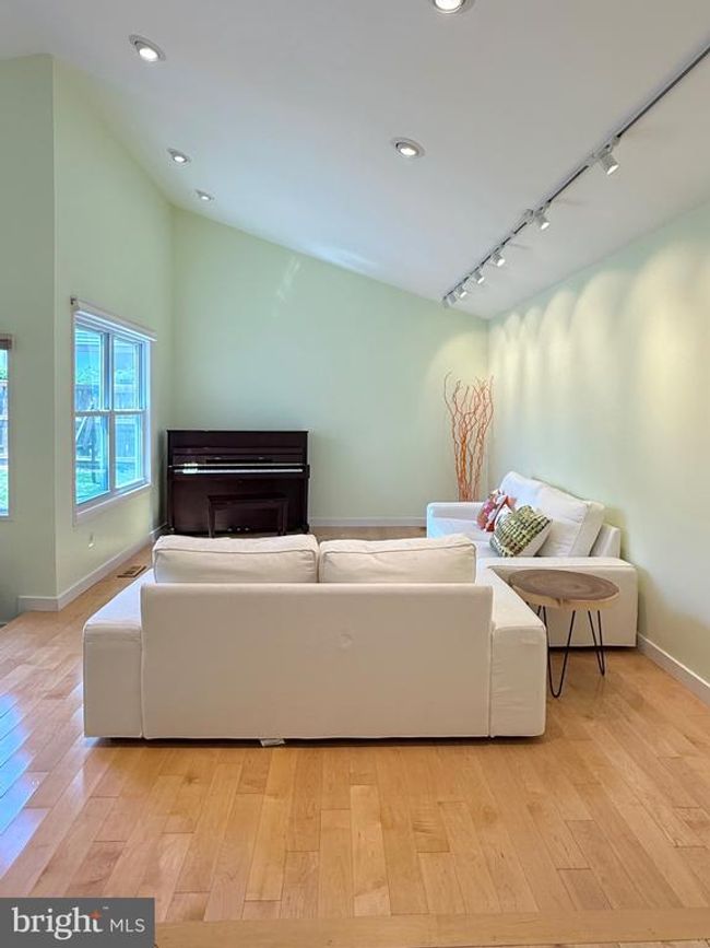 231 E Juniper Ave, House other with 3 bedrooms, 3 bathrooms and null parking in STERLING VA | Image 9