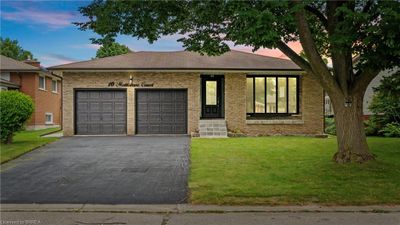 10 Mottistone Crt, House other with 5 bedrooms, 4 bathrooms and 6 parking in Brantford ON | Image 2