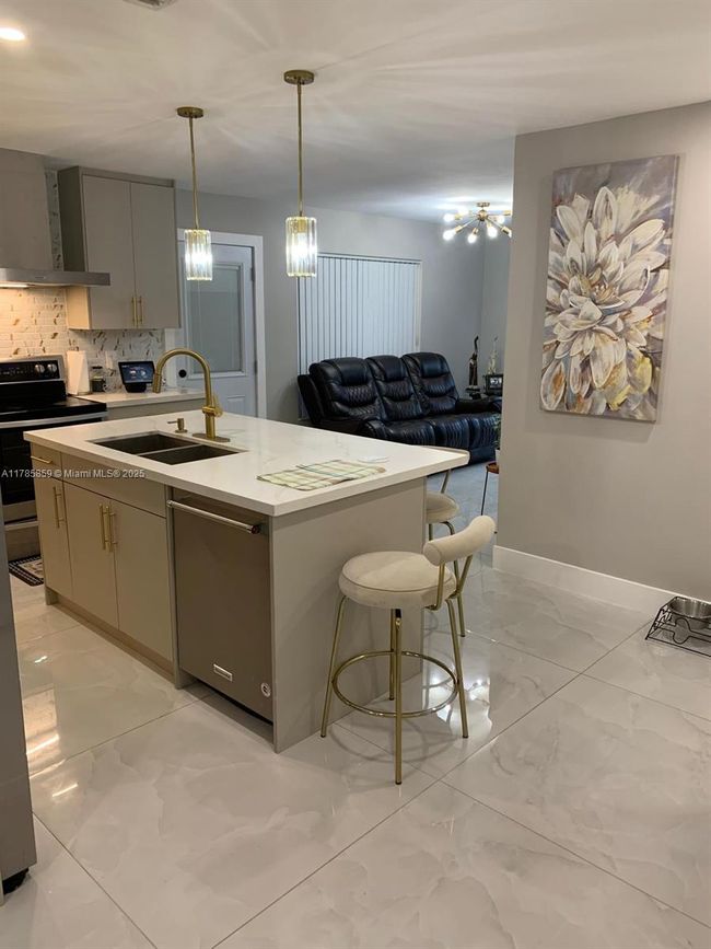 8271 - 8271 Sw 39 Th Ct, House other with 3 bedrooms, 2 bathrooms and null parking in Davie FL | Image 10