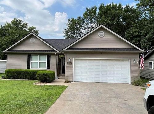 1205 E 11th St, Pittsburg, KS, 66762-4428 | Card Image