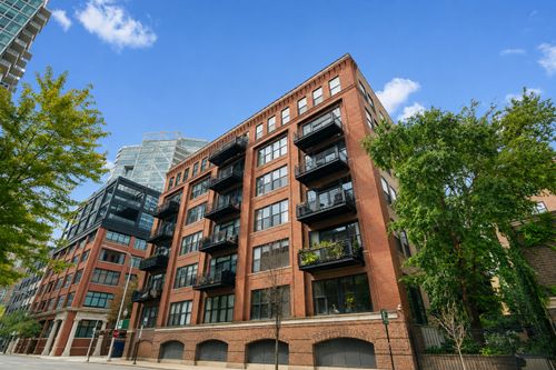 609-520 W Huron Street, Chicago, IL, 60654 | Card Image