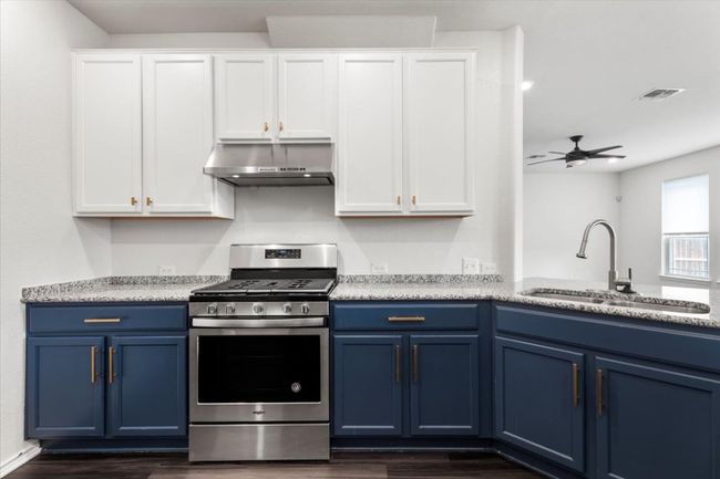 Kitchen with gas range | Image 14