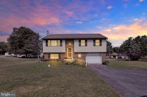 220 Pleasant Valley Rd, EAST EARL, PA, 17519-9301 | Card Image