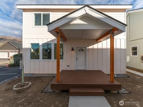 413 E Okanogan Ave, Chelan, WA, 98816-9686 | Card Image