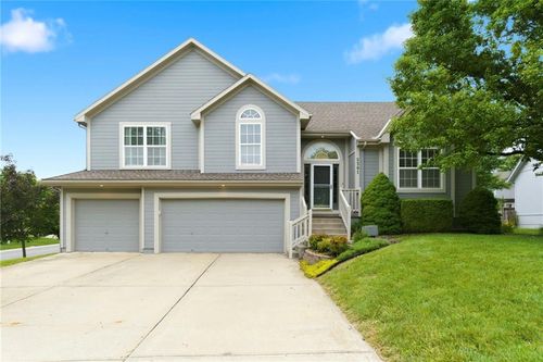 2301 Sw Tracker Ln, Lee's Summit, MO, 64082-1435 | Card Image